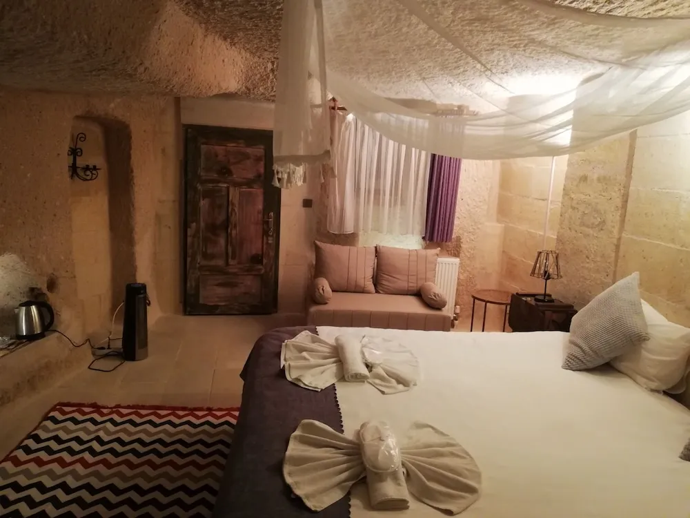 Deluxe Cave Room