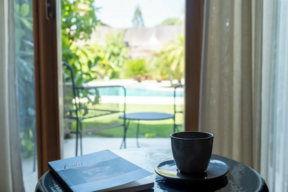 Garden room with pool view