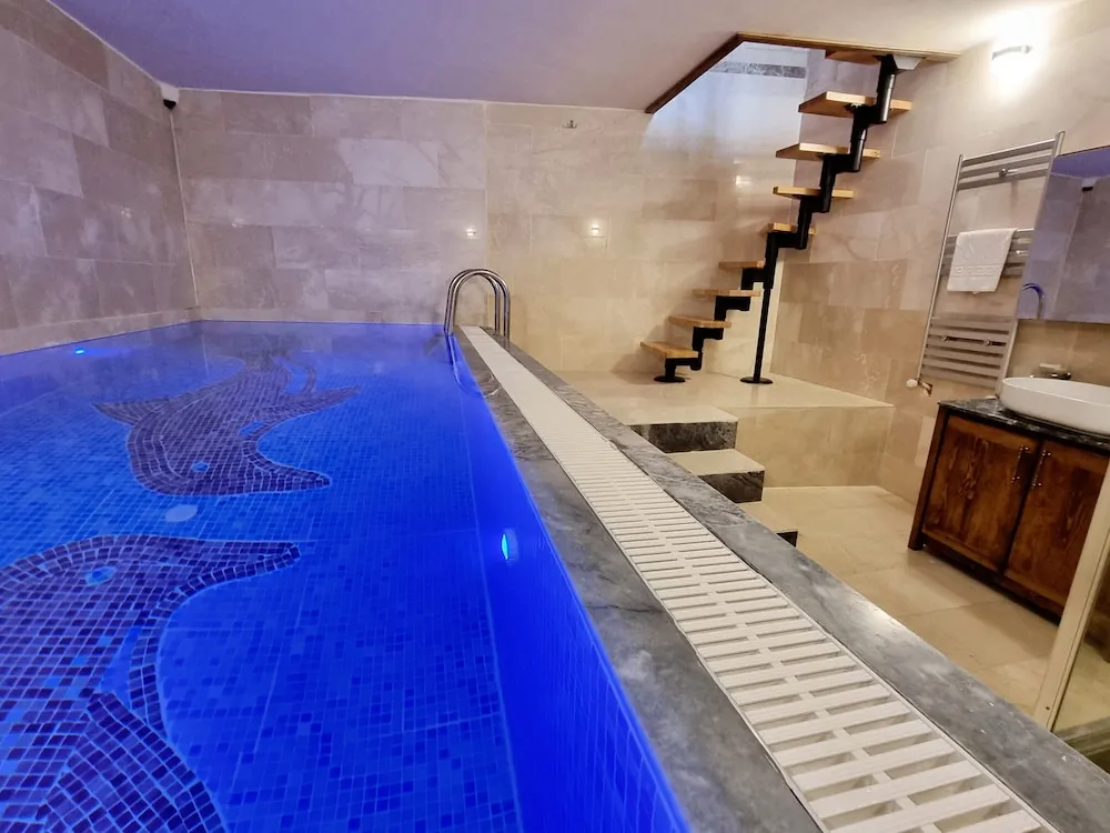 Blue Pool Suite, Sicak Su Havuzlu