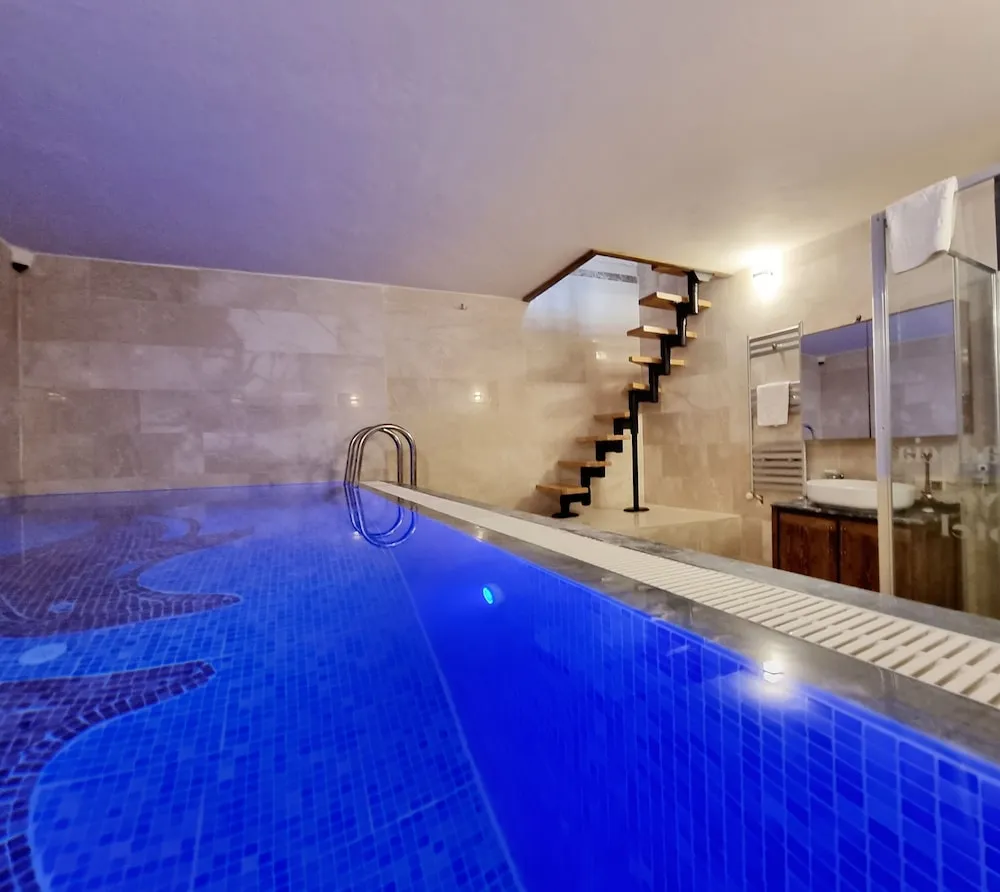 Blue Pool Suite, Sicak Su Havuzlu