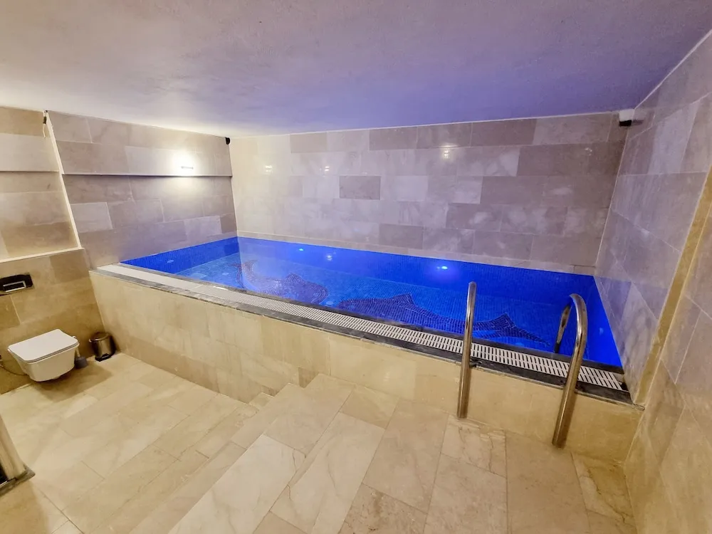 Blue Pool Suite, Sicak Su Havuzlu