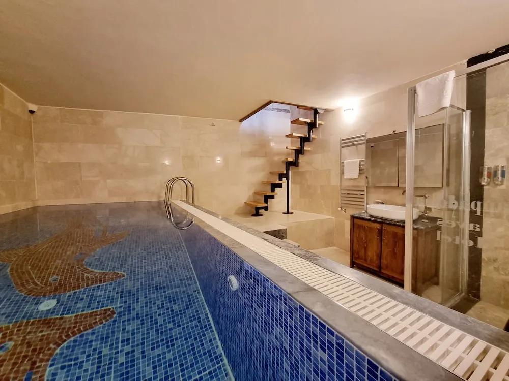 Blue Pool Suite, Sicak Su Havuzlu