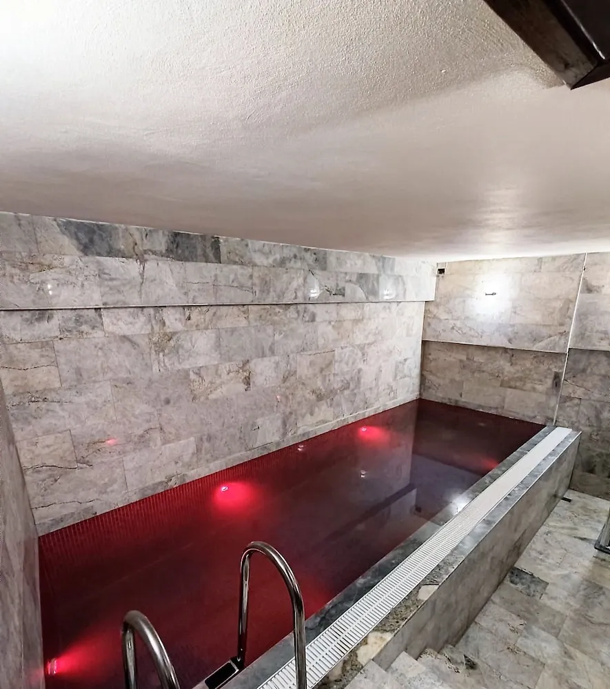 Red Pool Suite, Sicak Su Havuzlu