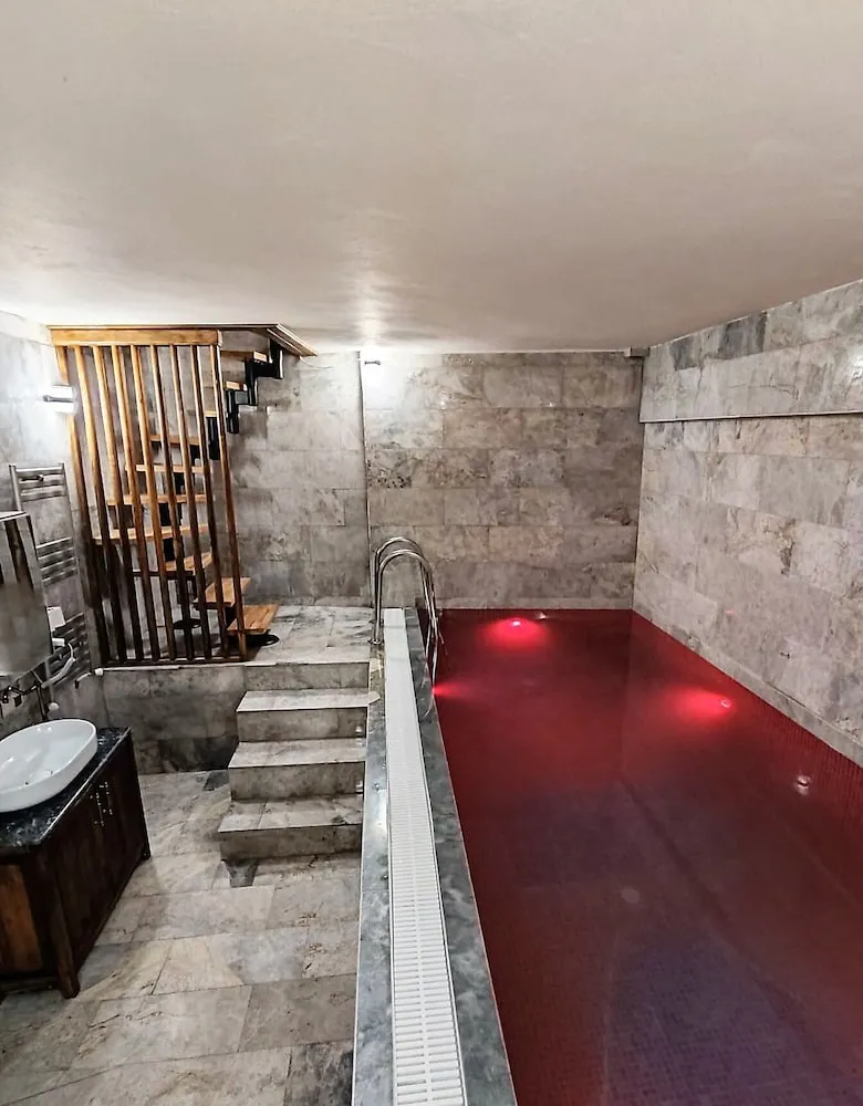 Red Pool Suite, Sicak Su Havuzlu