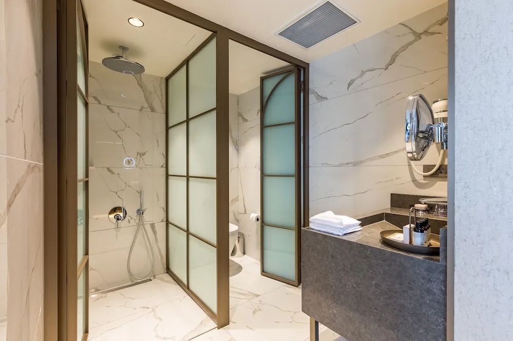 Corner Park Room