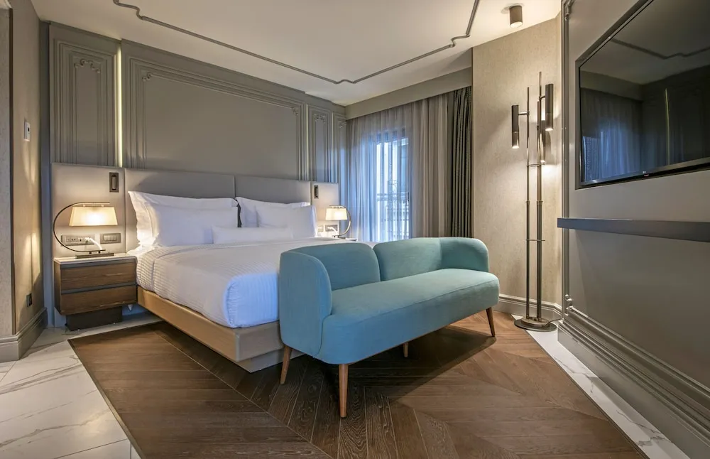 Corner Park Room
