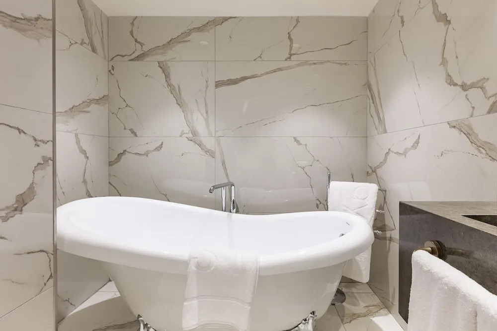 Junior Suite with Terrace & Bathtub