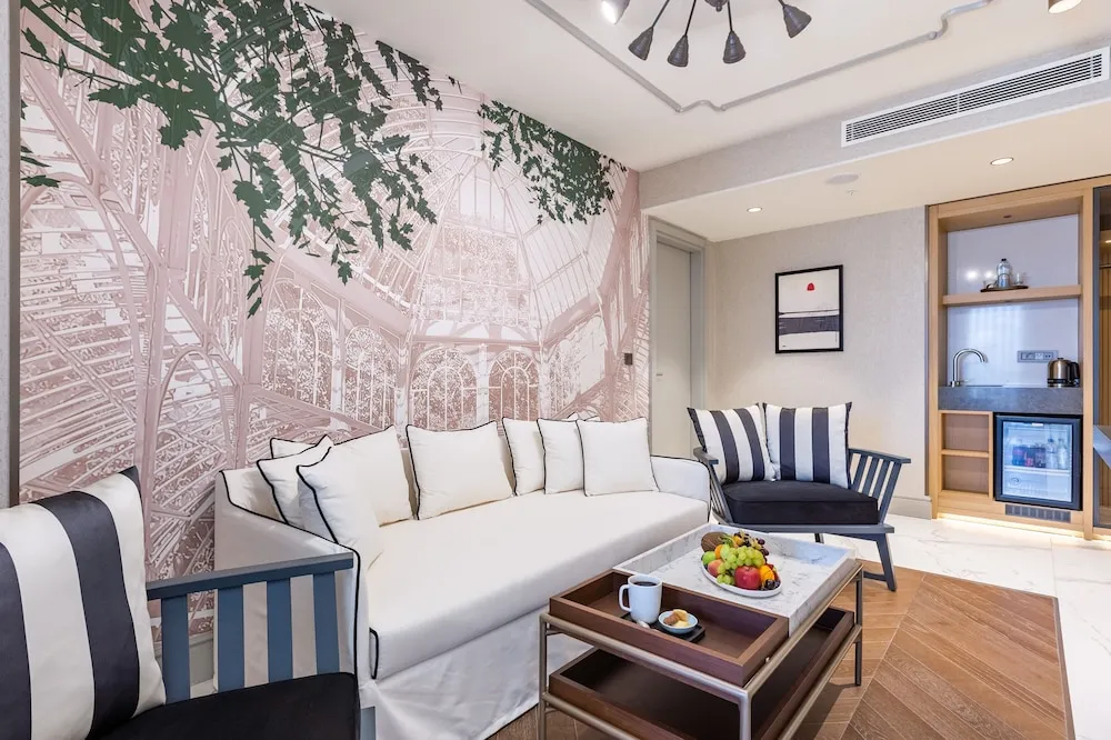 Junior Suite with Terrace & Bathtub