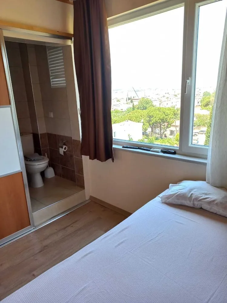 2 Kisilik Deniz ve Orman Manzarali Oda