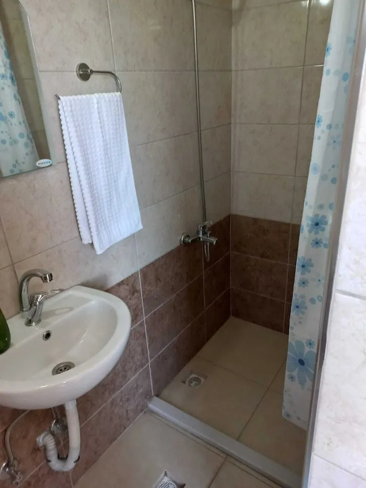 4 Kisilik Deniz ve Orman Manzarali Oda