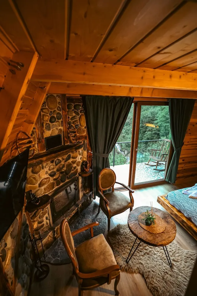 JAKUZILI DUBLEKS BUNGALOV