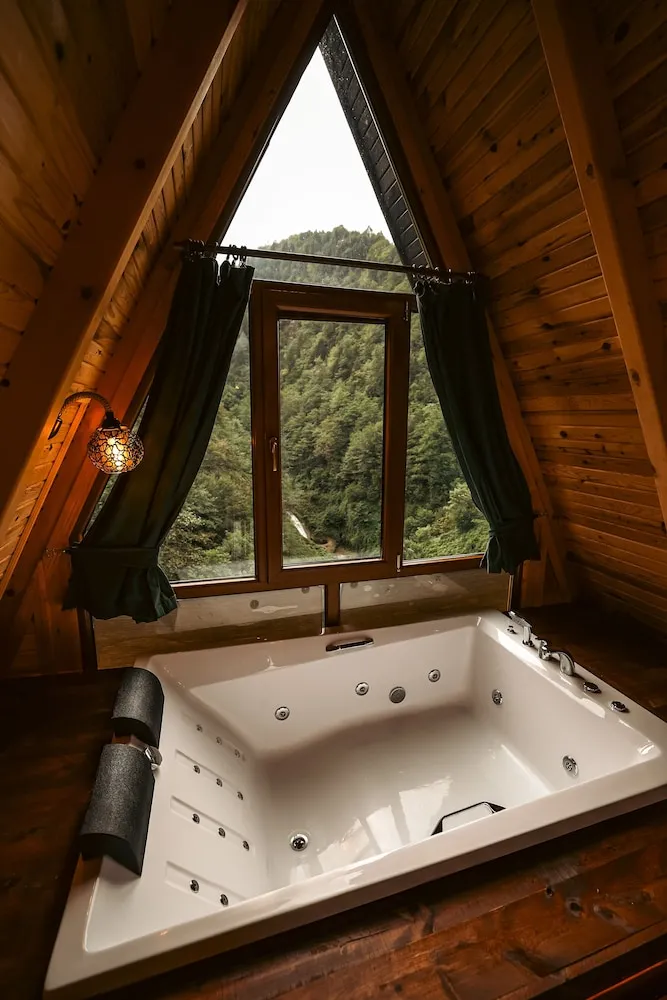 JAKUZILI DUBLEKS BUNGALOV