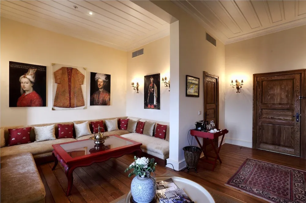 One Bedroom Royal Suite