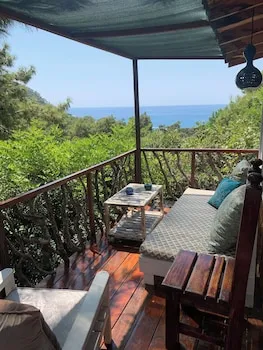 Turan Hill Lounge