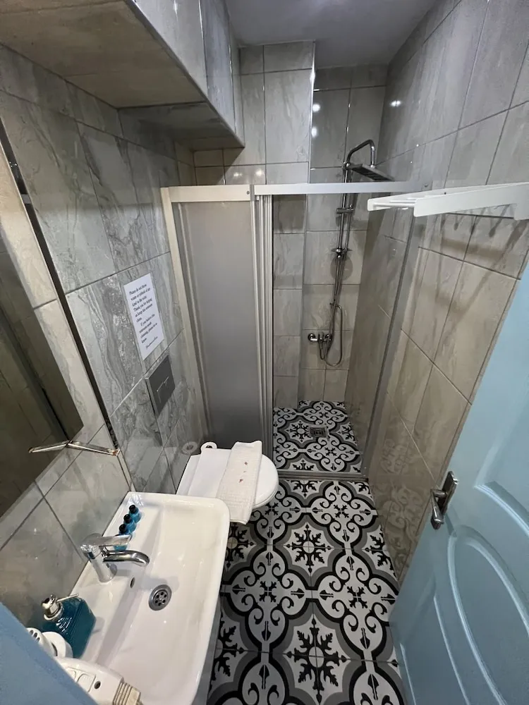 Basic Tek Büyük veya İki Ayrı Yataklı Oda
