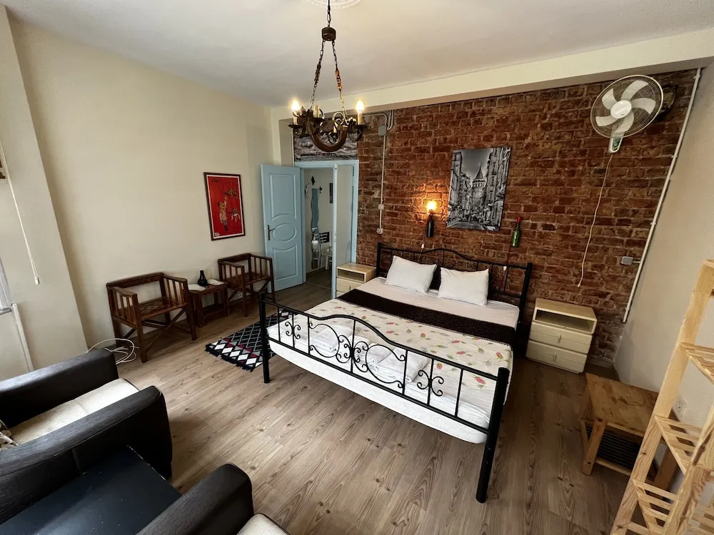 Family Apartment No 5 ( 150 Meters Away)