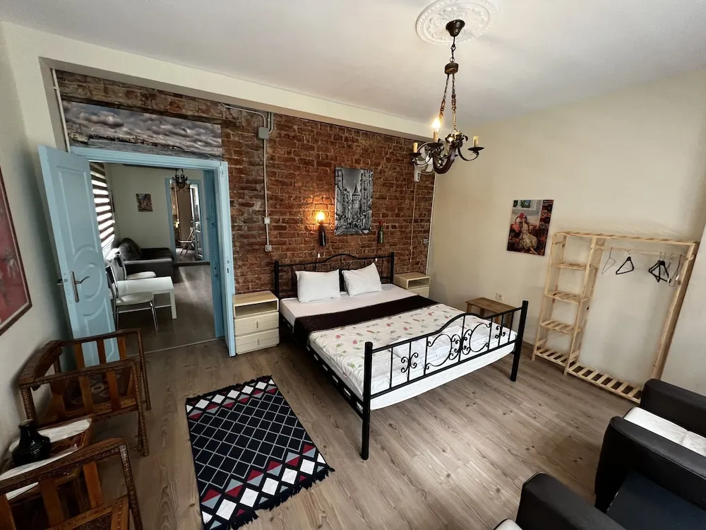 Family Apartment No 5 ( 150 Meters Away)