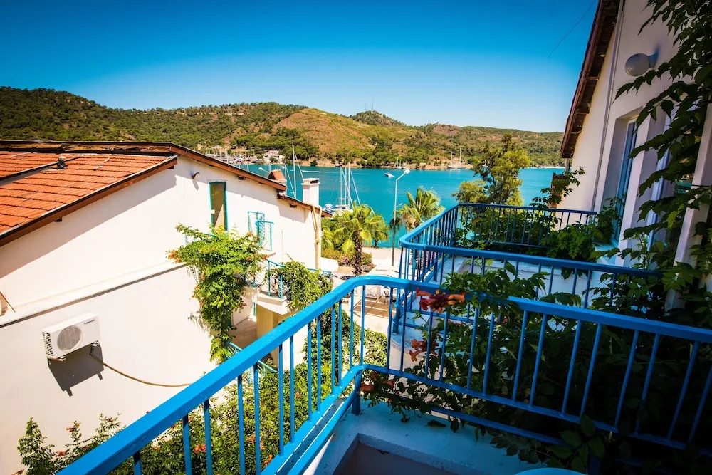 Standard Tek Büyük veya İki Ayrı Yataklı Oda, Balkon, Kısmi Deniz Manzaralı