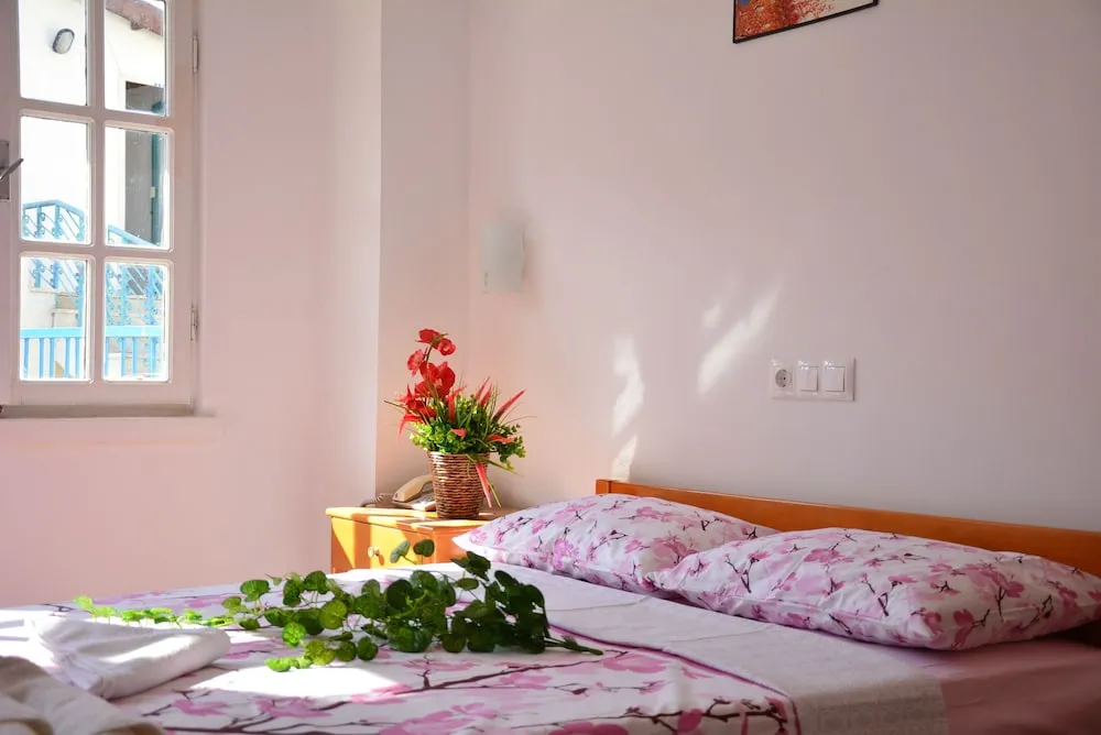 Standard Tek Büyük veya İki Ayrı Yataklı Oda, Balkon, Kısmi Deniz Manzaralı