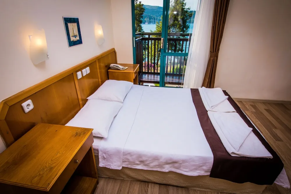 Deluxe Tek Büyük Yataklı Oda, 1 Çift Kişilik Yatak, Balkon, Kısmi Deniz Manzaralı