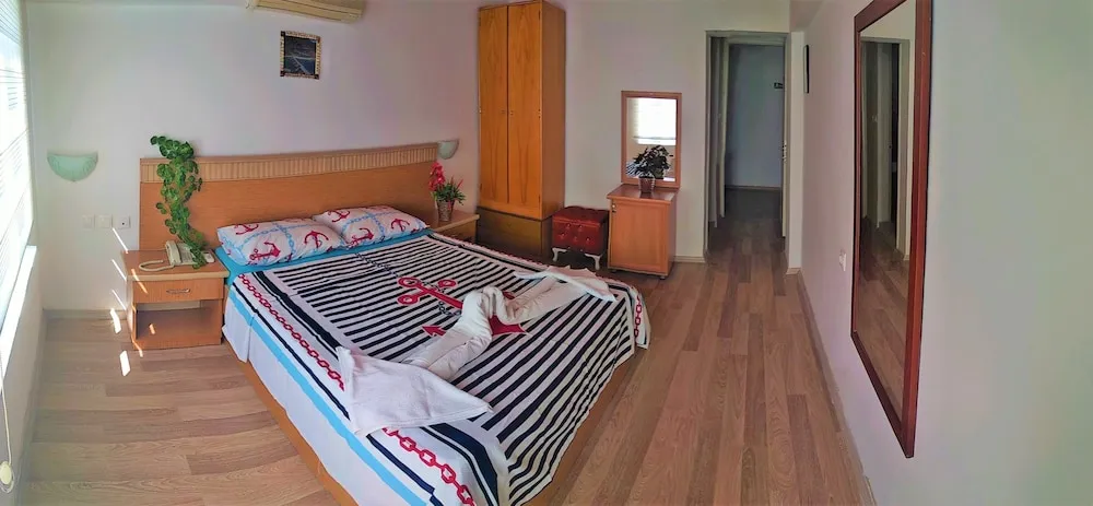 Deluxe Tek Büyük Yataklı Oda, 1 Çift Kişilik Yatak, Balkon, Kısmi Deniz Manzaralı