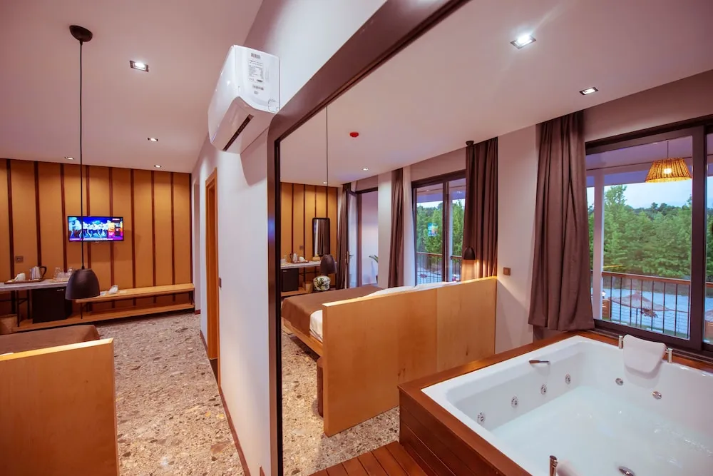 Deluxe Oda, Sıcak Su Küveti, Havuz Manzaralı