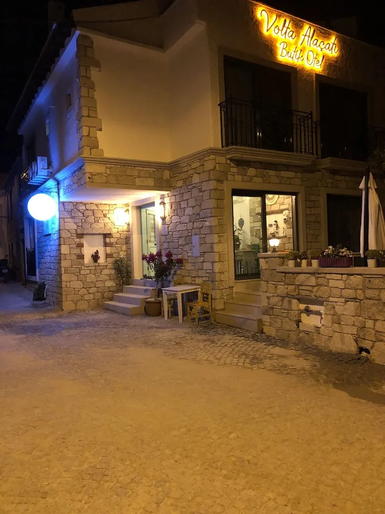 Konaklama yerinin ön cephesi - akşam/gece