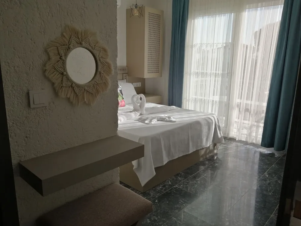 Deluxe Tek Büyük Yataklı Oda, Bahçeli