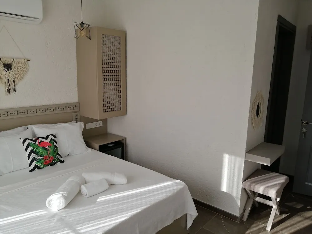 Deluxe Tek Büyük Yataklı Oda, Bahçeli