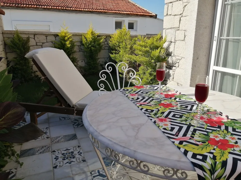 Deluxe Tek Büyük Yataklı Oda, Bahçeli