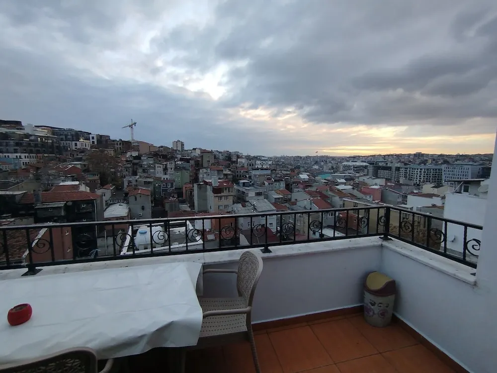 1 Bed in 8-Bed Mixed Dorm. with Terrace
