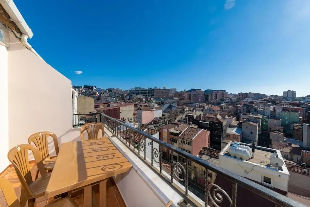 1 Bed in 8-Bed Mixed Dorm. with Terrace