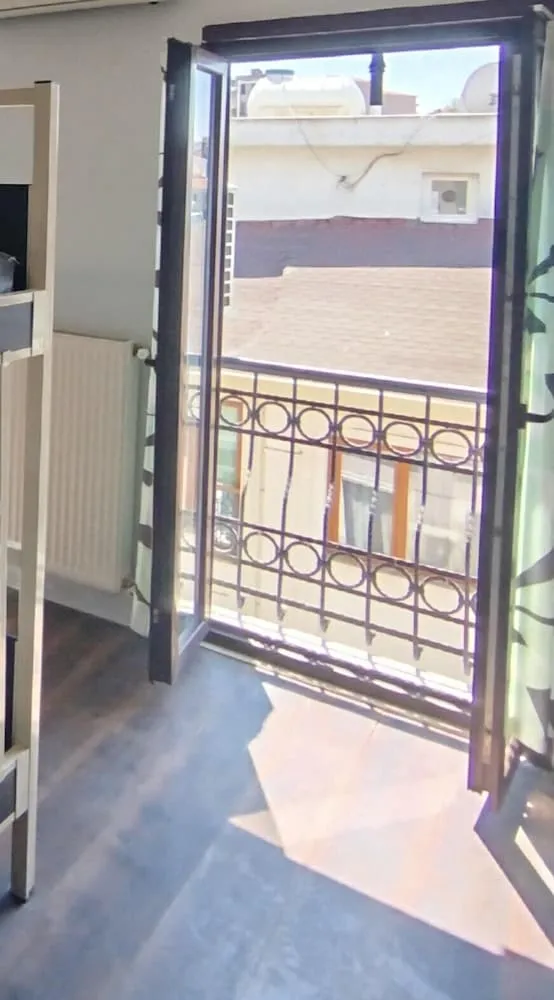 1 Bed in 8-Bed Mixed Dormitory