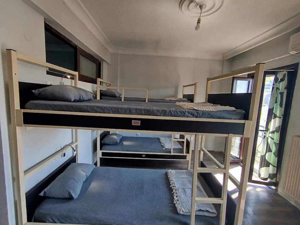 1 Bed in 8-Bed Mixed Dormitory