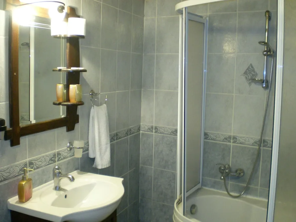 Family Triple Deluxe Cave Room