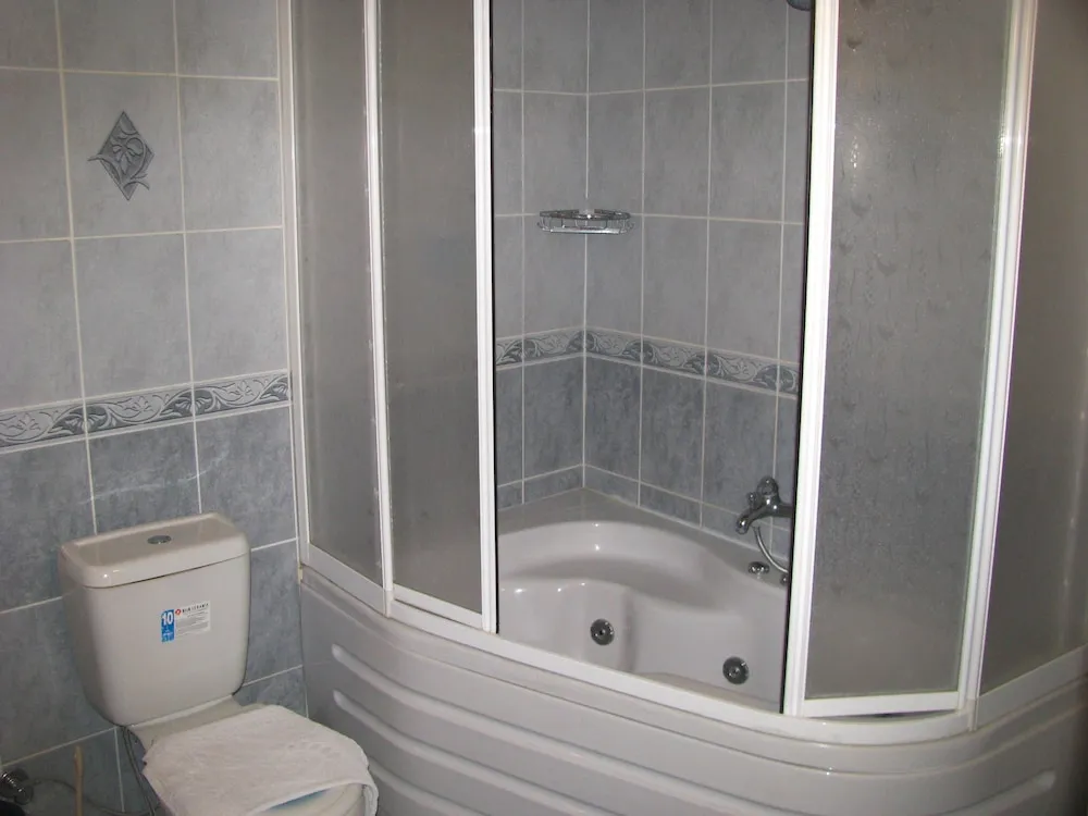 Economic Triple Cave Room