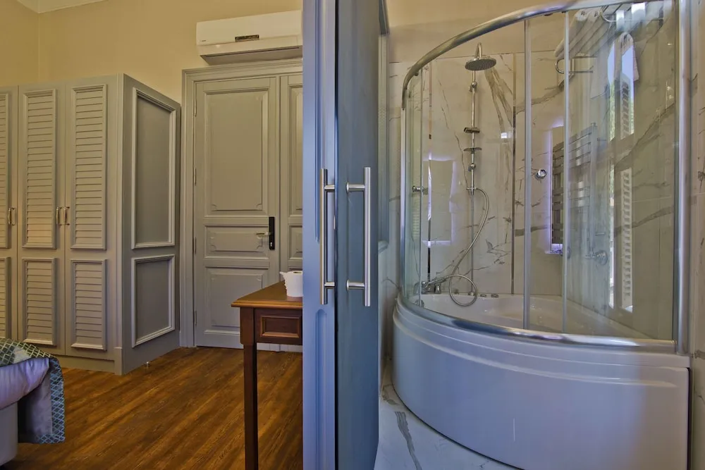 Deluxe Tek Büyük Yataklı Oda, Sıcak Su Küveti, Şehir Manzaralı