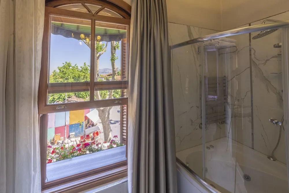 Deluxe Tek Büyük Yataklı Oda, Sıcak Su Küveti, Şehir Manzaralı