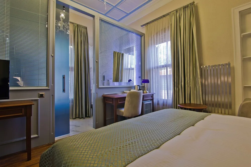 Deluxe Tek Büyük Yataklı Oda, Sıcak Su Küveti, Şehir Manzaralı