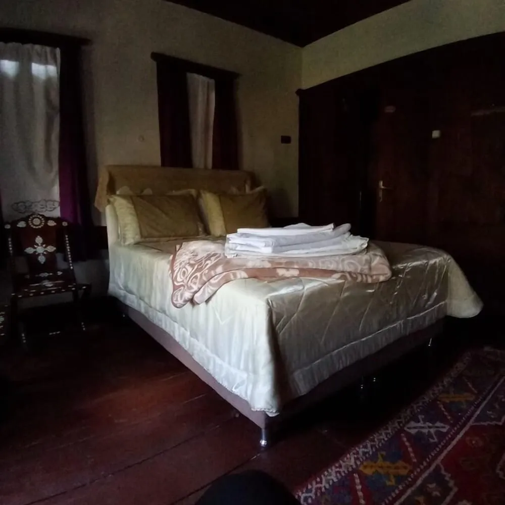 Traditional Tek Büyük veya İki Ayrı Yataklı Oda