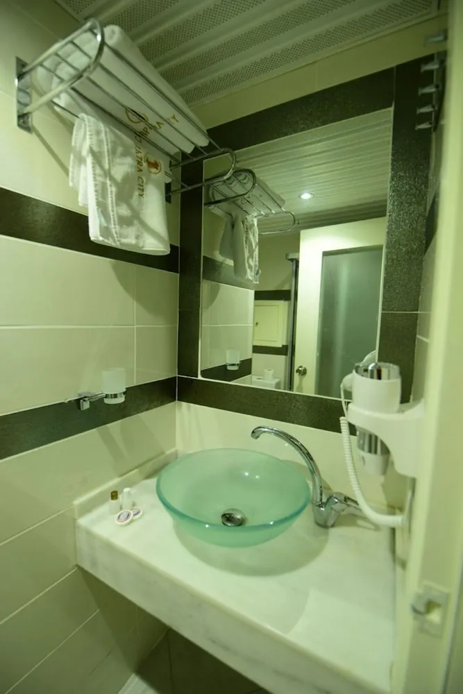 Standard Tek Büyük Yataklı Oda, 1 Yatak Odası, Havuz Manzaralı