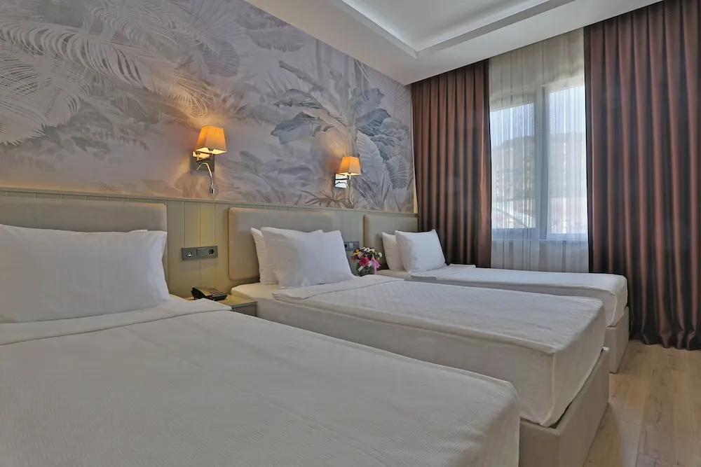 Deluxe Üç Kişilik Oda, Havuz Manzaralı