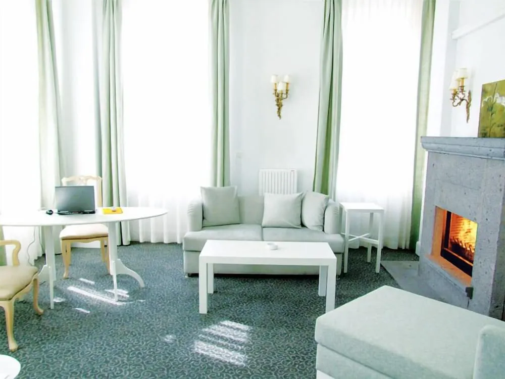 Luxury Oda