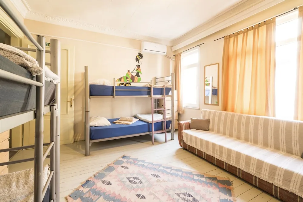 Ortak Ranzalı Oda (Female room with 6 beds)
