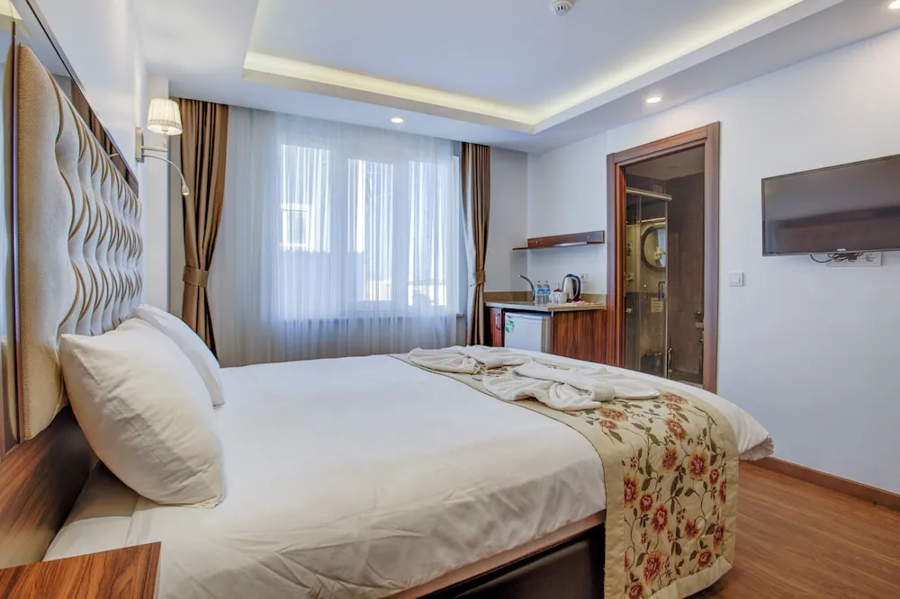 Standard Double Room with Partial Sea View