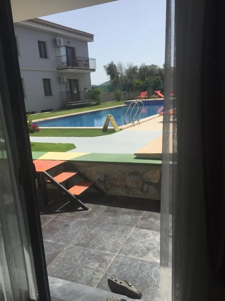 Stüdyo, Havuz Manzaralı