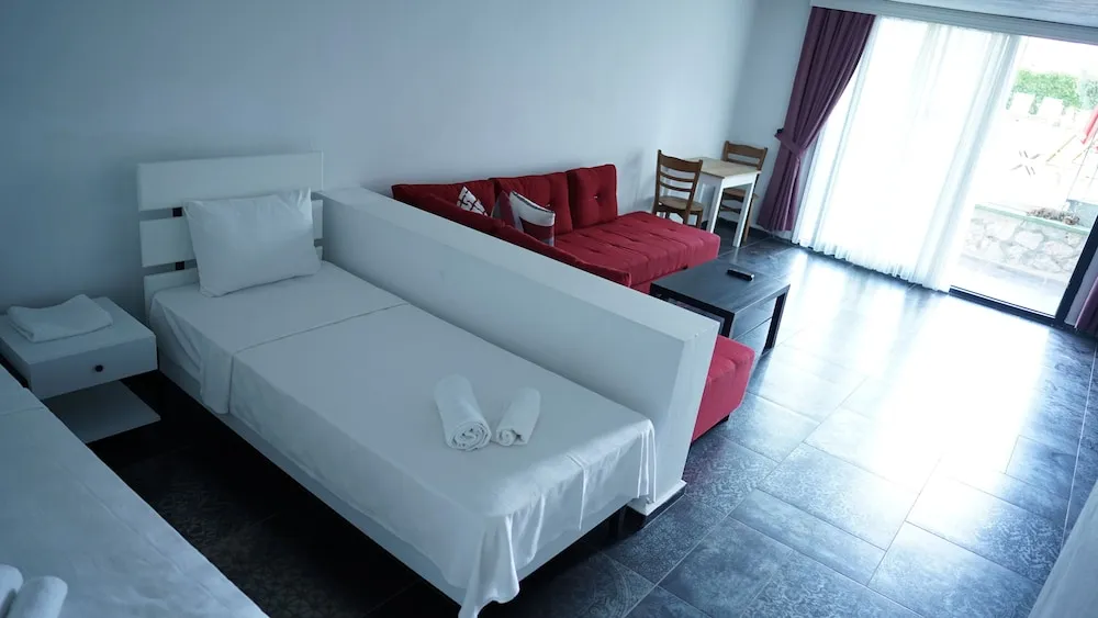 Stüdyo, Havuz Manzaralı
