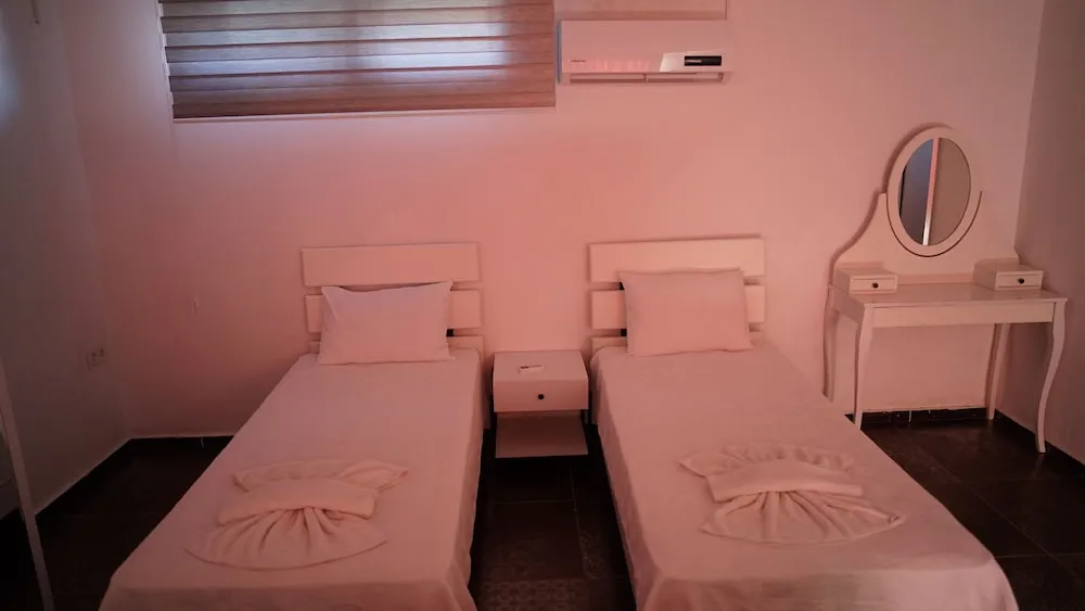 Stüdyo, Havuz Manzaralı
