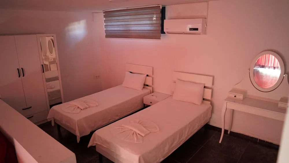 Stüdyo, Havuz Manzaralı