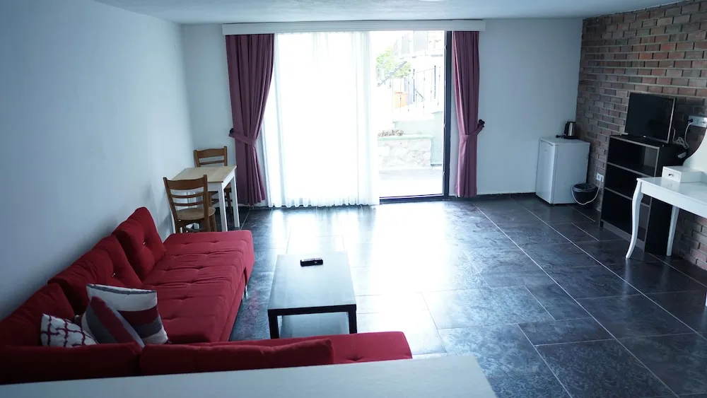 Stüdyo, Havuz Manzaralı